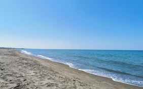 Der fußläufig zu erreichende menschenleere Naturstrand